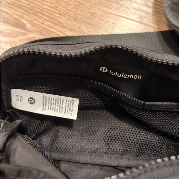 lululemon everywhere black belt bag - Picture 3 of 3